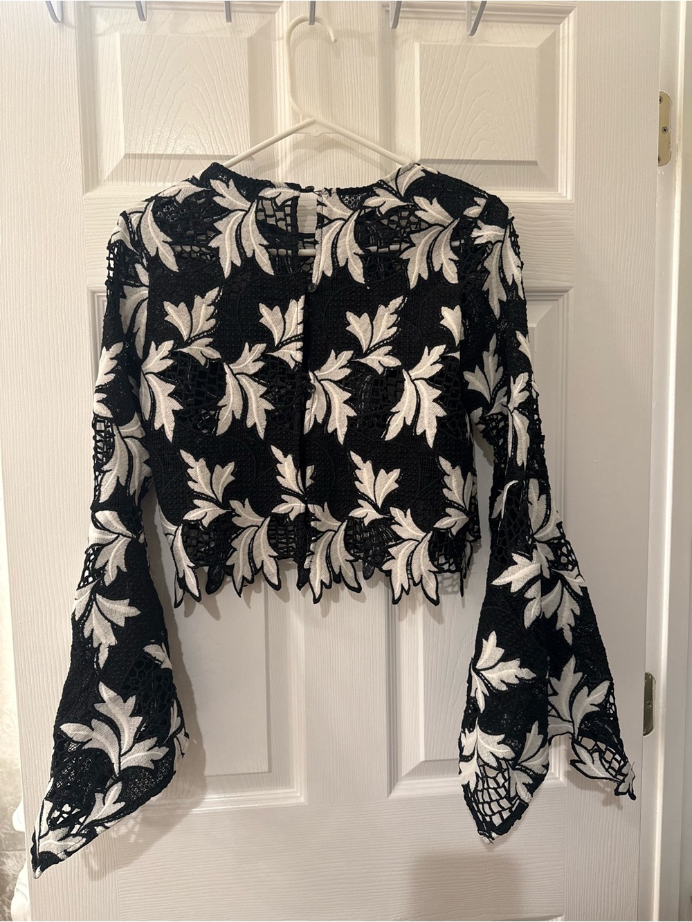 Black & White Floral Lace Long-Sleeve Crop Top - Picture 9 of 10